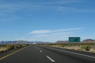 Distance sign to Shinarump Drive (6 miles), Kingman (14 miles) and Flagstaff (161 miles).