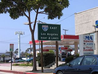The first sign for Interstate 10 along SR 1 north precedes Michigan Avenue. The interchange with Lincoln Boulevard represents the west end of I-10, as SR 1 overtakes the Santa Monica Freeway west to become the Pacific Coast Highway once again.
