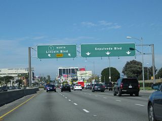 SR 1 turns west with two northbound lanes onto Lincoln Boulevard. Sepulveda Boulevard extends north with three lanes and generally parallels Interstate 405 from here north to Sylmar.