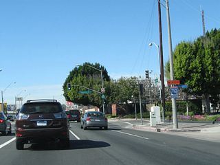 An Interstate 710 trailblazer is posted on northbound (westbound) California 1 prior to the signalized intersection with Magnolia Avenue.