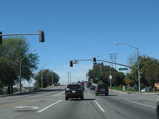 Northbound California 1 meets Golden Avenue at this traffic signal. Turn right here to connect to Long Beach Bike Route 7, which follows the Los Angeles River. It might be a coincidence that Long Beach's Bike Route 7 more or less follows Interstate 710, which was formerly known as California 7.