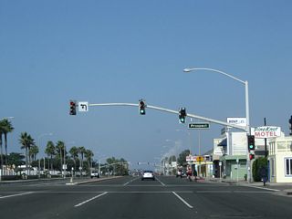 Shifting northwest parallel to the Pacific Ocean, California 1 next intersects Prospect Street.