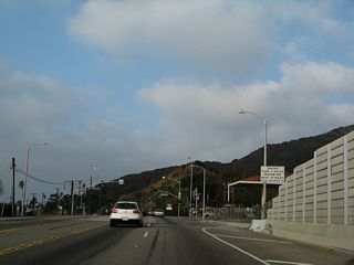 The next signalized intersection along California 1 north is with California 27 (Topanga Canyon Boulevard) north. Trucks are restricted on California 27, which the state route is oddly is not mentioned on any advance guide signs.