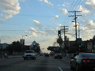 Southbound California 2 (Alvarado Street) meets Montana Street at this traffic signal. A reassurance shield is mounted on the traffic signal pole.