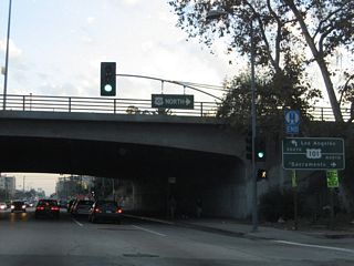 California 2 west turns right onto U.S. 101 (Hollywood Freeway) north. Continue straight ahead to connect to U.S. 101 south.