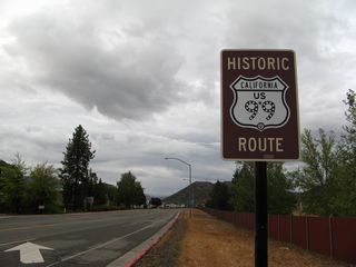 A Historic U.S. 99 route marker is posted immediately after Moonlit Oaks Drive. After that is a standalone Business Loop I-5 shield. California 3 is not signed for the most part along northbound Main Street in Yreka.
