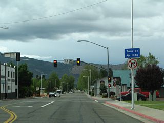 One block north, Business Loop I-5, Historic U.S. 99, and California 3 meet Miner Street, which travels one-way westbound between Main Street and Center Street, so no right turns are permitted. Turn left to the quaint old town of Yreka, as well as a tourist information center located at the southeastern corner of Miner Street and Broadway Street. Follow Miner Street west to Yreka's Miner Street Park, with its rustic "Siskiyou" arch at the northeastern corner of the park.