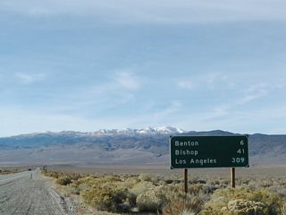 A mileage sign shortly thereafter provides the distance to Benton (six miles), Bishop (41 miles), and Los Angeles (309 miles via U.S. 395 and California 14 south).