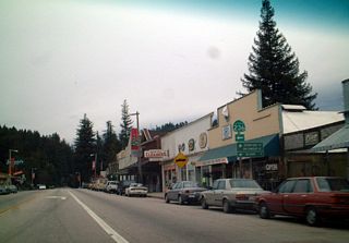Northbound California 9 meets California 236 at this intersection in downtown Boulder Creek.