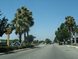 A Montclair welcome monument sign is placed in the planted and landscaped median. The business loop, which has no reassrance shields in Montclair, continues west along Holt Boulevard.