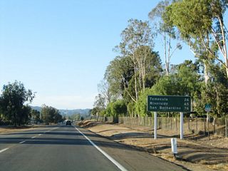 Posted north of El Norte Parkway, the design of the mileage sign referencing Temecula, Riverside and San Bernardino dates back to when this route was U.S. 395.