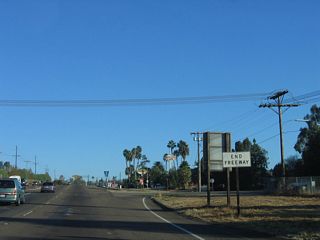 An end freeway sign appears at the intersection for S Centre City Parkway and Escondido Boulevard. Business Loop I-15 continues north as a controlled-access arterial with residential and business access off the service road system.