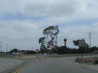 The connecting ramp from Studebaker Road north to California 22 east splits at this point; stay right to connect to California 22 east.