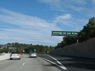 Northbound California 23 (Moorpark Freeway) meets Exit 15, Avenida de los Arboles.