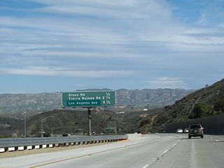 This interchange sequence sign provides the distance to the next three exits along California 23 (Moorpark Freeway) north: Exit 17, Olsen Road; Exit 19, Tierra Rejada Road; and Exits 20A-B, California 118 (Los Angeles Avenue) and Simi Valley Freeway (Ronald Reagan Freeway).