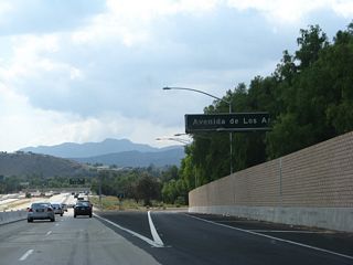 Southbound California 23 (Moorpark Freeway) reaches Exit 15, Avenida de los Arboles.