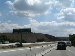 This interchange sequence sign provides the distance to the first three exits on California 23 (Moorpark Freeway) south: Exit 17, Olsen Road; Exit 16, Sunset Hills Boulevard; and Exit 15, Avenida de los Arboles.