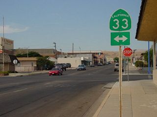 This California 33 shield is posted at Fourth Street and Main in Taft. Photo taken by  (07/08/01).