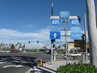 A set of fairly old Interstate 405 trailblazers is located at the intersection of California 39 (Beach Boulevard) and Edinger Avenue. Turn right here for the on-ramp for Interstate 405 south (east). Continue forward (and stay right) on California 39 for the loop ramp to Interstate 405 north (west).