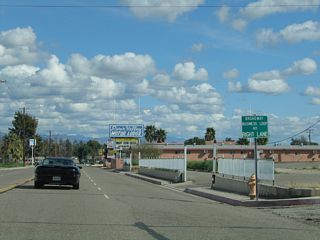 Removed by 2011, a small guide sign posted at P Street preceded the southward turn of Business Loop I-40 from Needles Highway east onto Broadway Street south.