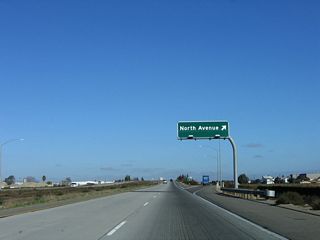 Northbound California 41 (Yosemite Freeway) meets Exit 124, North Avenue. The section of freeway from North Avenue to California 99 was built in 1997.