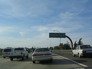 Northbound California 41 (Eisenhower / Yosemite Freeway) reaches Exit 129, McKinley Avenue.