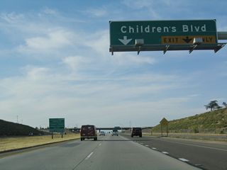 The right two lanes connect to Exit 138B, Children's Boulevard southwest to the Children's Hospital and Avenue 9 west to Gregg (with a connection to California 99). Use Exit 138B, Children's Boulevard west to California 41 Business/Avenue 10 north to Rolling Hills.