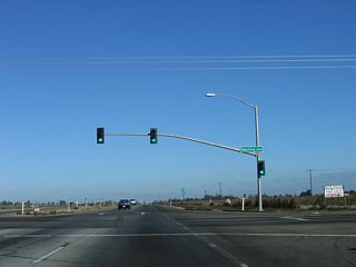 Northbound California 41 (Yosemite Freeway) meets Manning Avenue at this traffic signal.