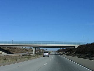 Bypassing Easton to the east, California 41 sees a brief freeway alignment (built 1998). Two highways pass over California 41 without intersecting: Clayton Avenue and Lincoln Avenue. The expressway again resumes with an at-grade intersection with American Avenue (California 41 Business south).