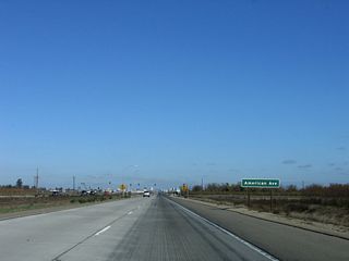 The next intersection along California 41 (Yosemite Freeway) north is with American Avenue (Exit 122) west to California 41 Business/Elm Avenue south to Easton and east to Del Rey. The business route reconnects to California 41 at Adams Avenue south of here.