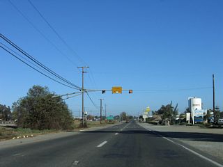 Continuing north, California 41 next approaches a traffic signal with Grangeville Boulevard west to Lemoore Naval Air Station (Reeves Field) and east to Hanford. The state route continues with an expressway alignment (divided with two lanes in each direction).