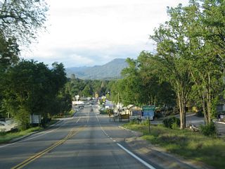 California 41 enters the unincorporated community ofOakhurst(el. 2,274 feet). The community had a population of 2,868 as of the 2000 Census and is located at the southern end of California 49, the Gold Country (Mother Lode) Highway.