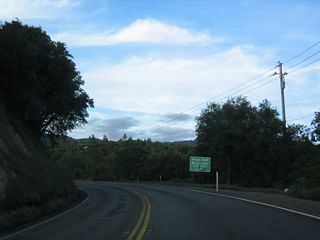Northbound California 41 approaches Road 222 / Bass Lake Road east to Bass Lake in Sierra National Forest.