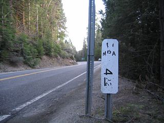 Next to the first reassurance shield for California 41 south is this postmile marker for 4.92 miles in Mariposa County.