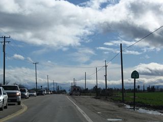 For about a mile, California 43 south and California 58 east share alignment along Enos Lane west of Bakersfield. Leaving the north intersection, only a California 43 south reassurance shield is posted even though California 58 is also sharing alignment on this segment.