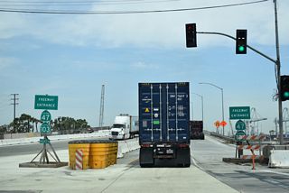Beyond the overpass for Interstate 710, SR 47/103 intersect the north frontage road for Ocean Boulevard where the Terminal Island Freeway begins north.