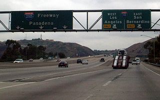 Back in 2002, Exit 21 was signed with a pull-through destination of Interstate 210 freeway west to Pasadena. The new sign in the previous photobox does not mention Interstate 210 or its control city of Pasadena.