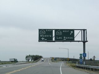 Southbound California 59 meets California 152 at a trumpet interchange near El Nido. This interchange marks the southern terminus of California 59. An end shield is posted here.