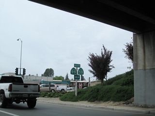 Both California 59 and California 99 south are posted for a left turn after passing under the freeway overpass. Stay right for the link to California 140 east.