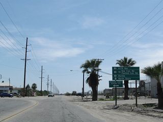 U.S. 60/70 followed Hammond Road three blocks southeast onto 66th Avenue east toward Box Canyon. The replacement of this guide sign made by 2019 removed Blythe and North Shore.