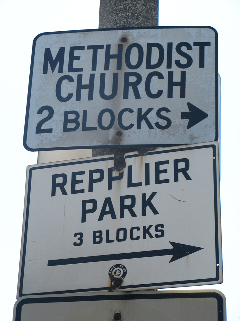 An Automobile Club of Southern California (ACSC) guide sign for Reppelier Park was posted at the intersection between westbound Ramsey Street and Second Street in Downtown Banning. It was removed by 2016.