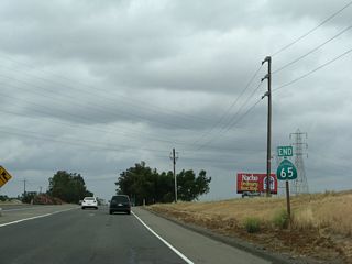 An end California 65 shield is posted as all traffic is defaulted onto California 70 north to Marysville.
