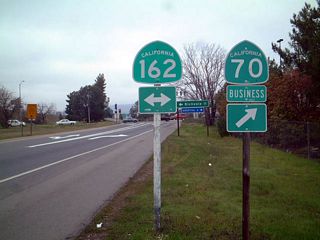 These California 70 Business and California 162 trailblazers are posted on the off-ramp from California 70 north to Exit 46 in the city of Oroville. Turn left for California 162 west or right for California 162 east and California 70 Business north.
