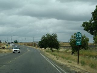 Lindhurst Avenue north in Olivehurst and Linda is an old alignment of U.S. 99E. The old alignment parallels California 70 between Exits 18A and 19 on the east side of the freeway. Traveling north, the first left connects to California 70 north to Marysville. The next intersection is with Erle Road; turn left here for the connection to California 70 south.