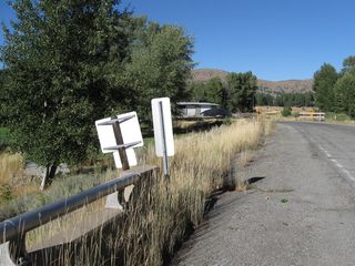 The eastern end of Rocky Point Road crosses Grizzly Creek.