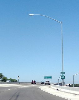 A California 87 north reassurance shield is posted after the Exit 7 on-ramp.