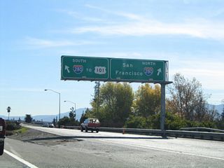 The transition ramp at Exit 5 from California 87 south to Interstate 280 immediately splits, with the left lane connecting to Interstate 280 east (south) to Interstate 680 and U.S. 101 and the right lane connecting to Interstate 280 north to California 17 and Cupertino.