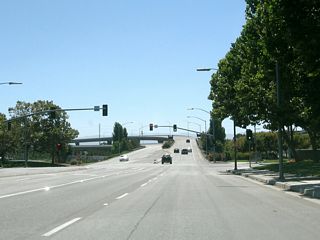 After turning from southbound North First Street, southbound California 87 (Guadalupe Parkway) has one traffic signal at Onel Drive (shown here) before the parkway connects with incoming traffic from U.S. 101 south.