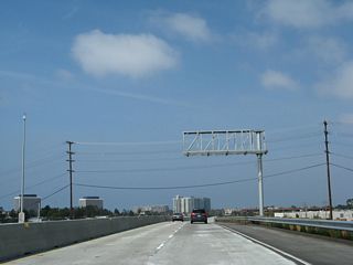 Passing over Culver Boulevard, an empty sign bridge in 2007 was updated in 2011 to show that the freeway ends in 0.25 mile.
