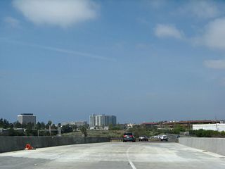 California 90 descends from the Culver Boulevard overpass and proceeds onto a frontage road to become the Marina Expressway. Ample space is available if the freeway segment is extended further west from here. The towers ahead are in Marina del Rey.